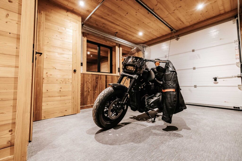 Photo d'une moto dans un garage dans un chalet