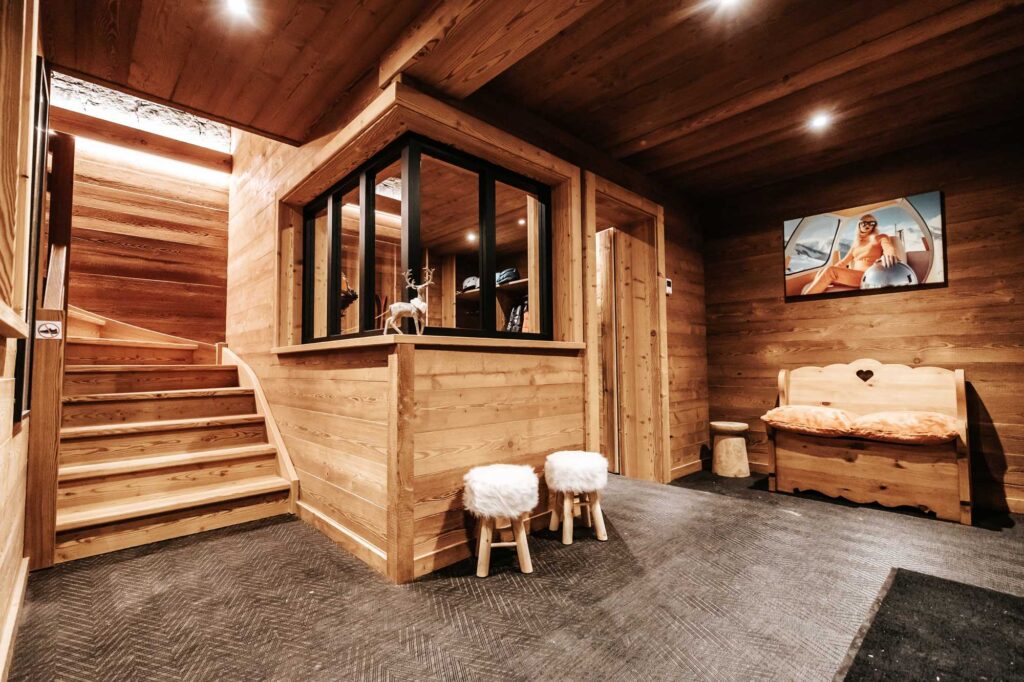 Photo d'une petit local d'entrée dans un chalet