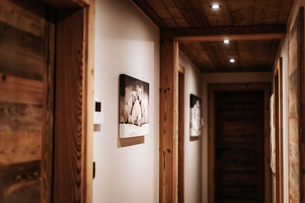Photo d'un couloir du chalet Luan avec un cadre