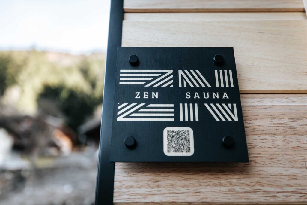 Photo de la plaque indiquant le sauna du chalet Luan